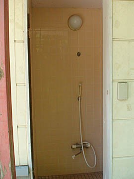 シャワーは無料で温水が出る