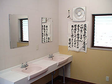 更衣室には洗面所が2つ