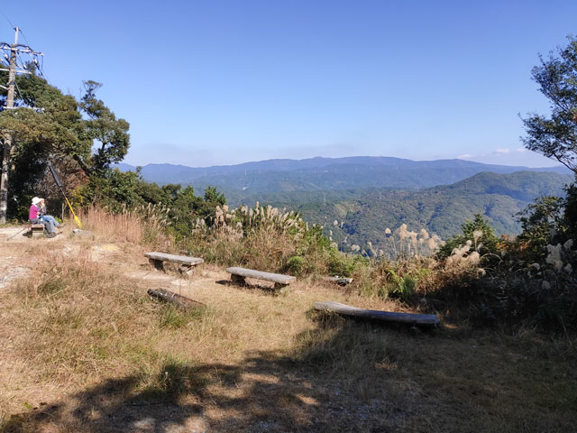 頂上下にはベンチ