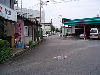 しばらく行って左折