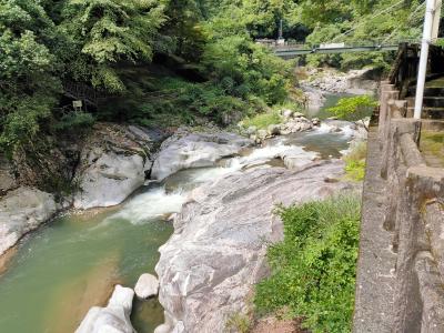 記念碑下の雄淵雌淵公園